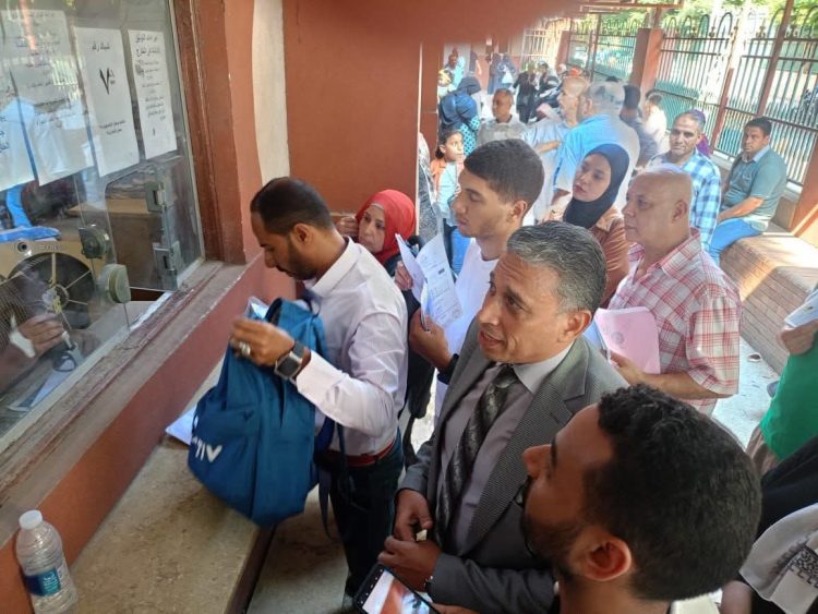 تعليم الجيزة يتابع الشباك الواحد ويشدد على خدمة المواطنين