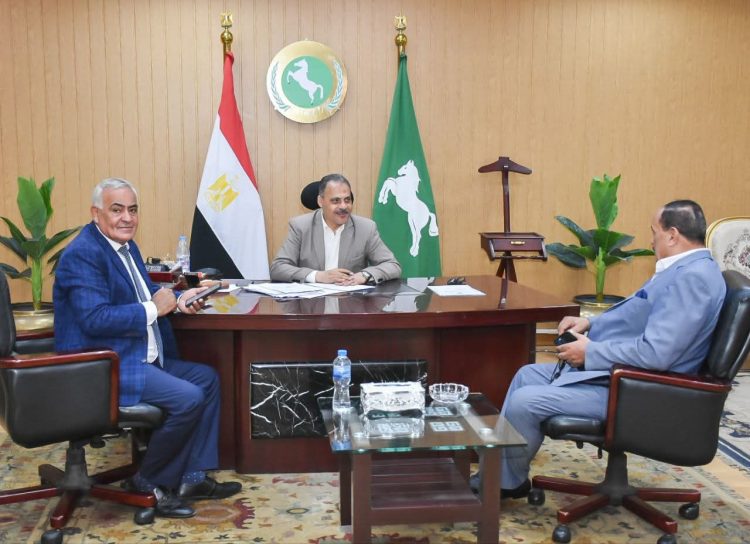 محافظ الشرقية يبحث مع نواب البرلمان سبل تحسين الخدمات وتلبية مطالب المواطنين