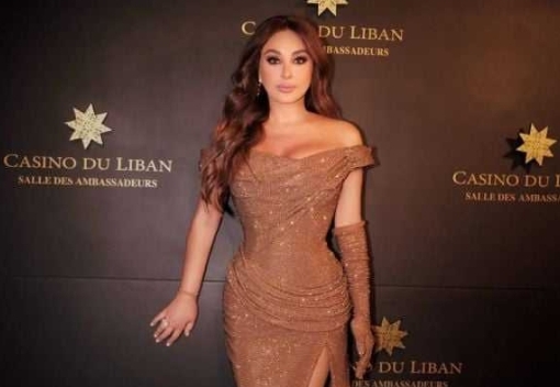 إليسا تخطف الأنظار بعفويتها وبفستانها ورقصتها الغريبة على المسرح