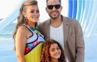 محمد حماقي يخطف الأنظار في أحدث ظهور برفقة ابنته وزوجته بالساحل الشمالي