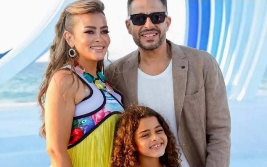 محمد حماقي يخطف الأنظار في أحدث ظهور برفقة ابنته وزوجته بالساحل الشمالي
