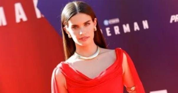 سارة سامبايو تكشف: التقطت أكثر من 1000 سيلفي في Superman لهذا السبب