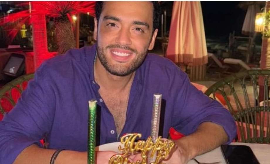 رامي جمال يحتفل بعيد ميلاده ويدعو محبيه لمشاركته في حفله المقبل بالعلمين