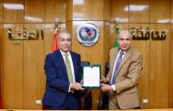 رئيس البنك الزراعي المصري ومحافظ المنيا يوقعان بروتوكول تعاون لتمويل المنتفعين بأراضي أملاك الدولة ويشهدان تسليم 130 سيارة ميكروباص لتوفير خدمة نقل آمنه لمواطني المحافظة
