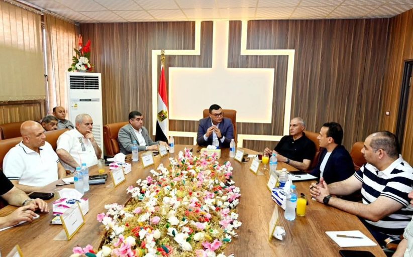 وزير الإسكان يعقد اجتماعًا بمقر جهاز 
