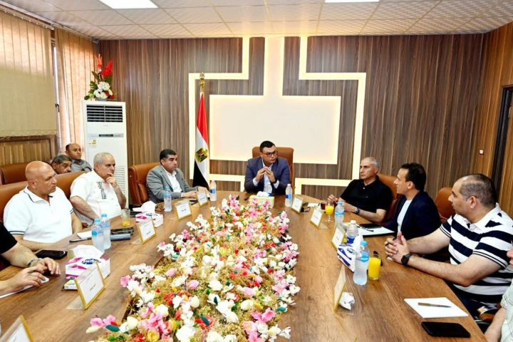 وزير الإسكان يعقد اجتماعًا بمقر جهاز 