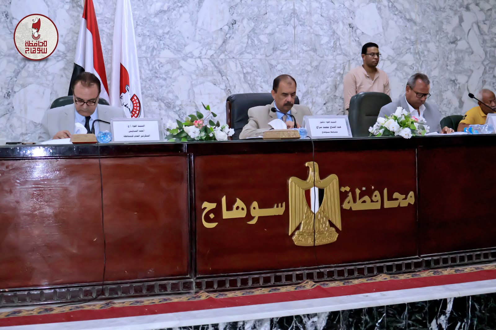 محافظ سوهاج يعقد اجتماع لمتابعة المشروعات الاستثمارية وتعزيز التنمية