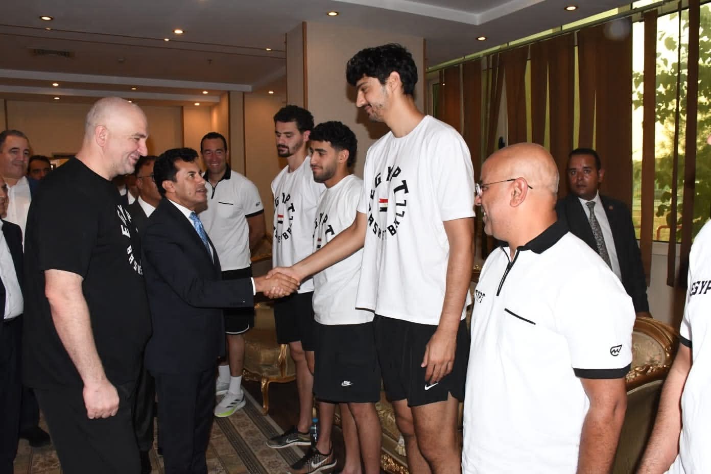 وزير الرياضة يلتقي منتخب مصر لكرة السلة قبل خوضهم منافسات بطولة الأفروباسكت