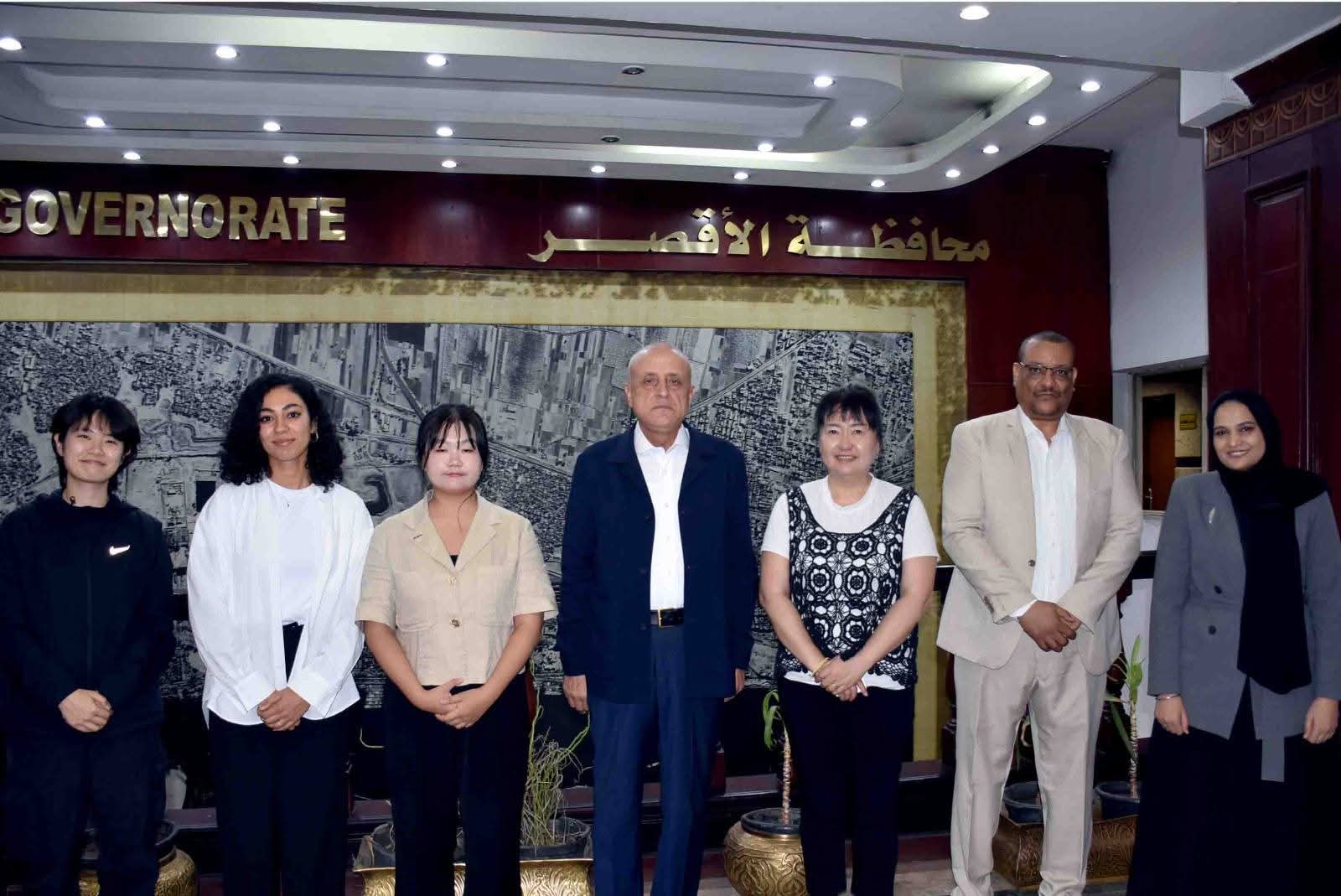 محافظ الأقصر يلتقي بوفد 