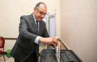 وزير قطاع الأعمال يُدلي بصوته في انتخابات مجلس الشيوخ بالتجمع الخامس