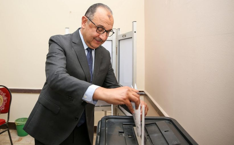وزير قطاع الأعمال يُدلي بصوته في انتخابات مجلس الشيوخ بالتجمع الخامس