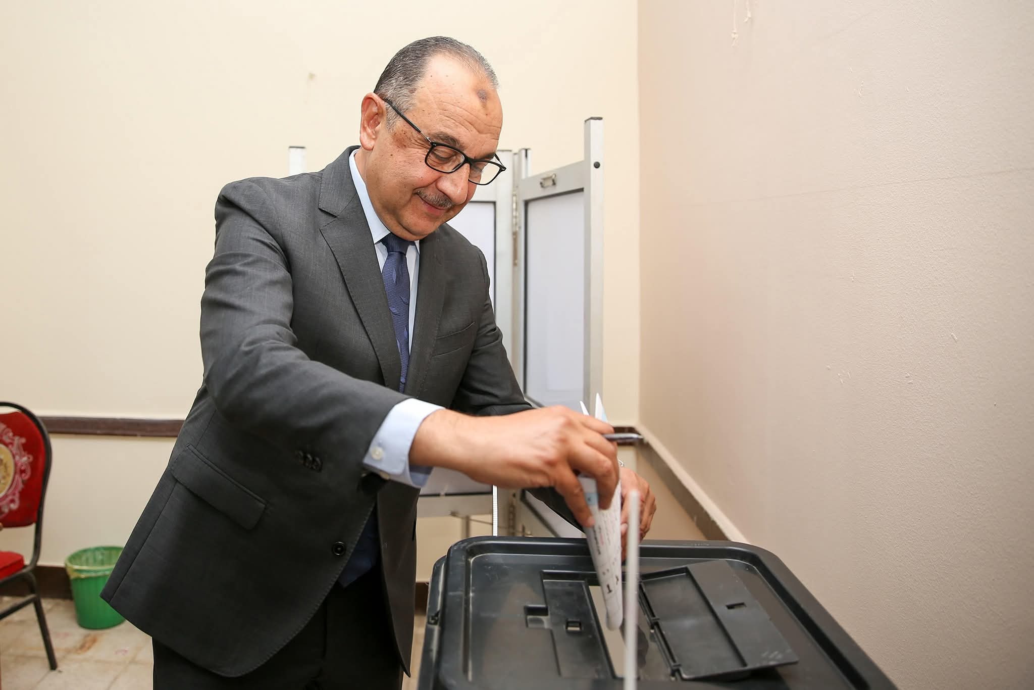 وزير قطاع الأعمال يُدلي بصوته في انتخابات مجلس الشيوخ بالتجمع الخامس