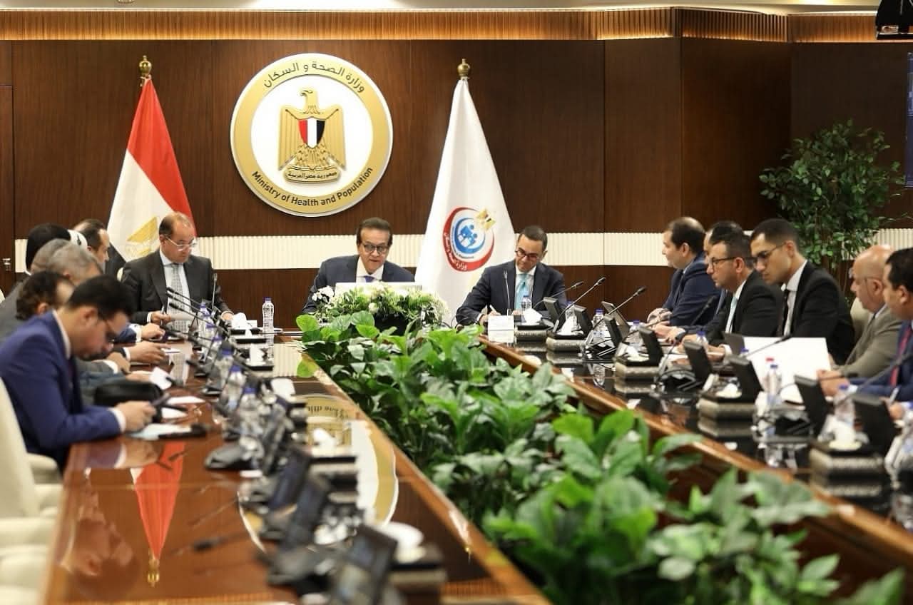 وزير الصحة يتابع ملف المساهمة التكافلية بمنظومة التأمين الصحي الشامل