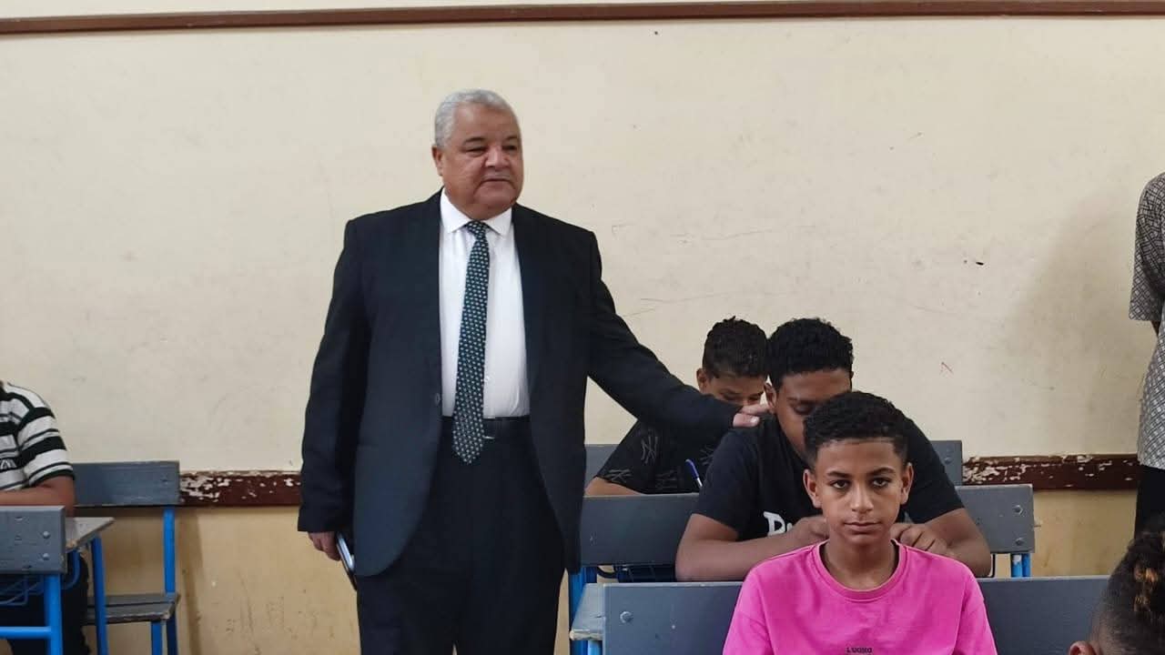 وكيل تعليم الأقصر يتابع امتحانات الدور الثاني للشهادة الإعدادية