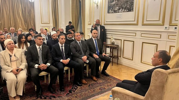 وزير الخارجية يلتقي بأعضاء الجالية المصرية في اليونان لبحث مقترحاتهم حول تطوير الخدمات القنصلية في الخارج