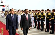 رئيس الوزراء يستقبل نظيره السوداني بمطار القاهرة الدولي