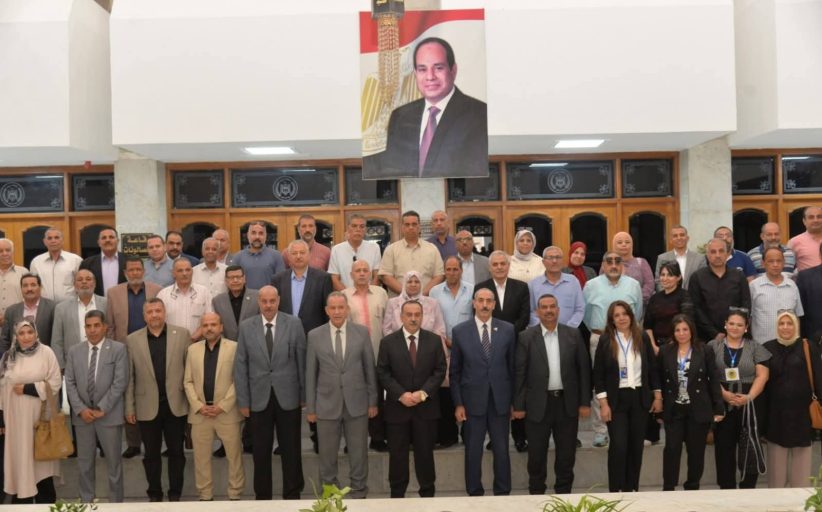 محافظ أسيوط يناقش تشغيل مستشفى المعلمين وإنشاء نادٍ ورفع كفاءة المعلمين 