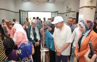محافظ المنيا يشدد على تحسين جودة الرعاية الصحية خلال تفقده القوافل الطبية ببني مزار