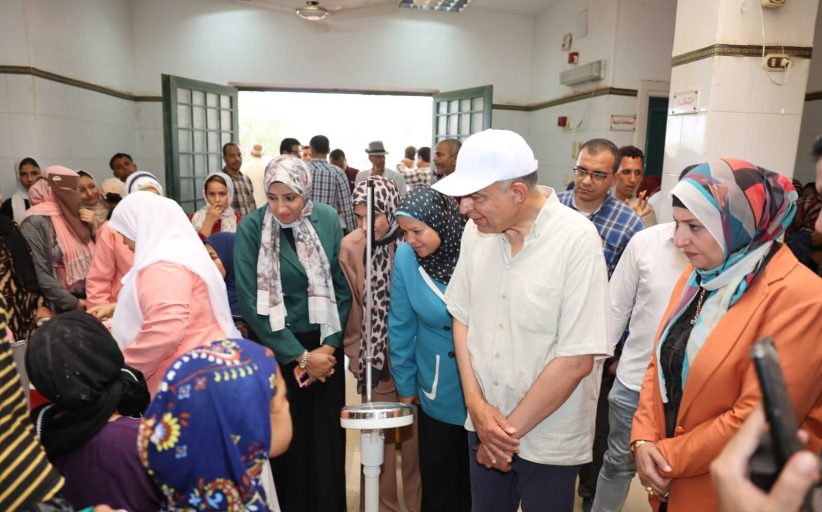 محافظ المنيا يشدد على تحسين جودة الرعاية الصحية خلال تفقده القوافل الطبية ببني مزار