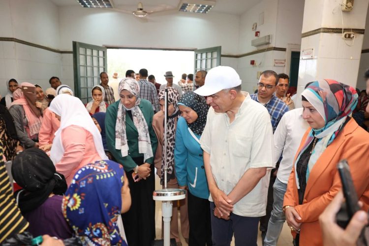 محافظ المنيا يشدد على تحسين جودة الرعاية الصحية خلال تفقده القوافل الطبية ببني مزار