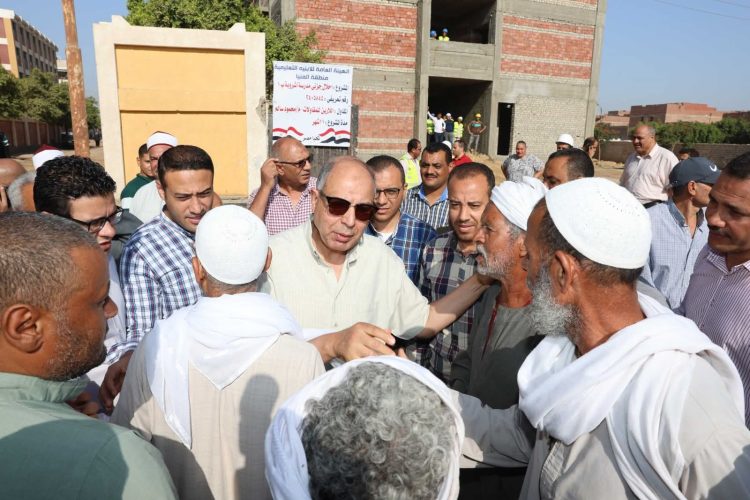 محافظ المنيا يوجه بصرف مساعدات عاجلة ويستجيب لمطالب المواطنين