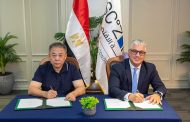 رئيس قناة السويس يوقع عقد إنشاء مصنع 
