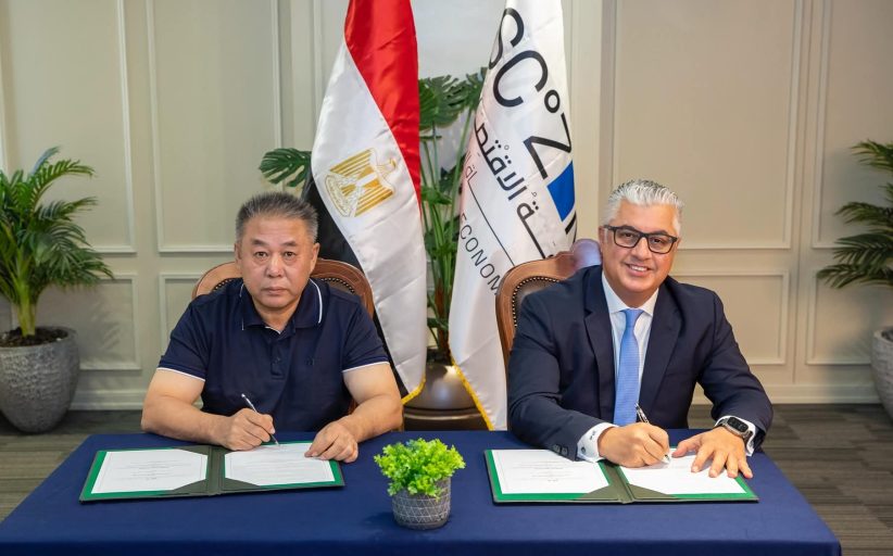 رئيس قناة السويس يوقع عقد إنشاء مصنع 