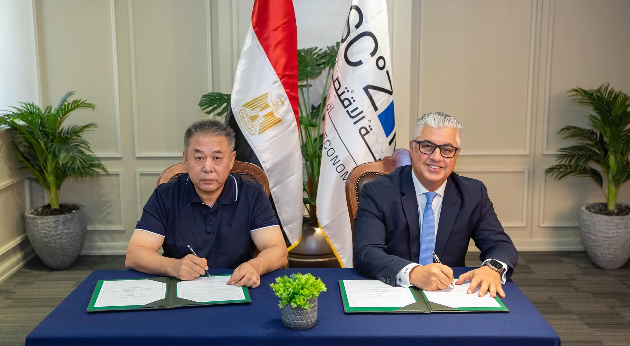 رئيس قناة السويس يوقع عقد إنشاء مصنع 