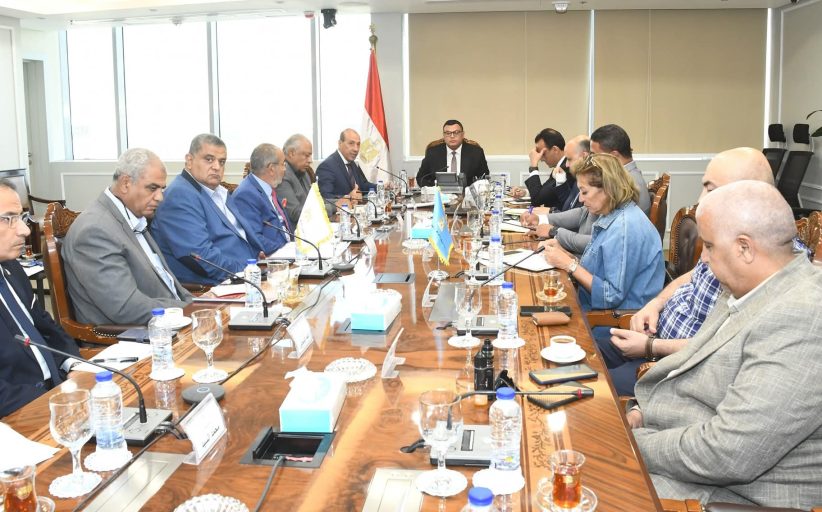 وزير الإسكان يعقد اجتماعاً مع الشركات المنفذة لمشروع حدائق تلال الفسطاط
