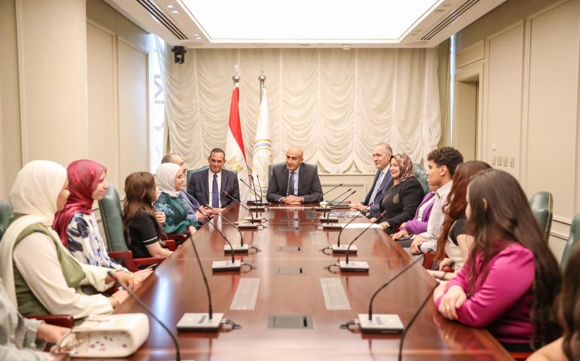 وزير التربية يكرم الطلاب أوائل مدارس النيل المصرية الدولية