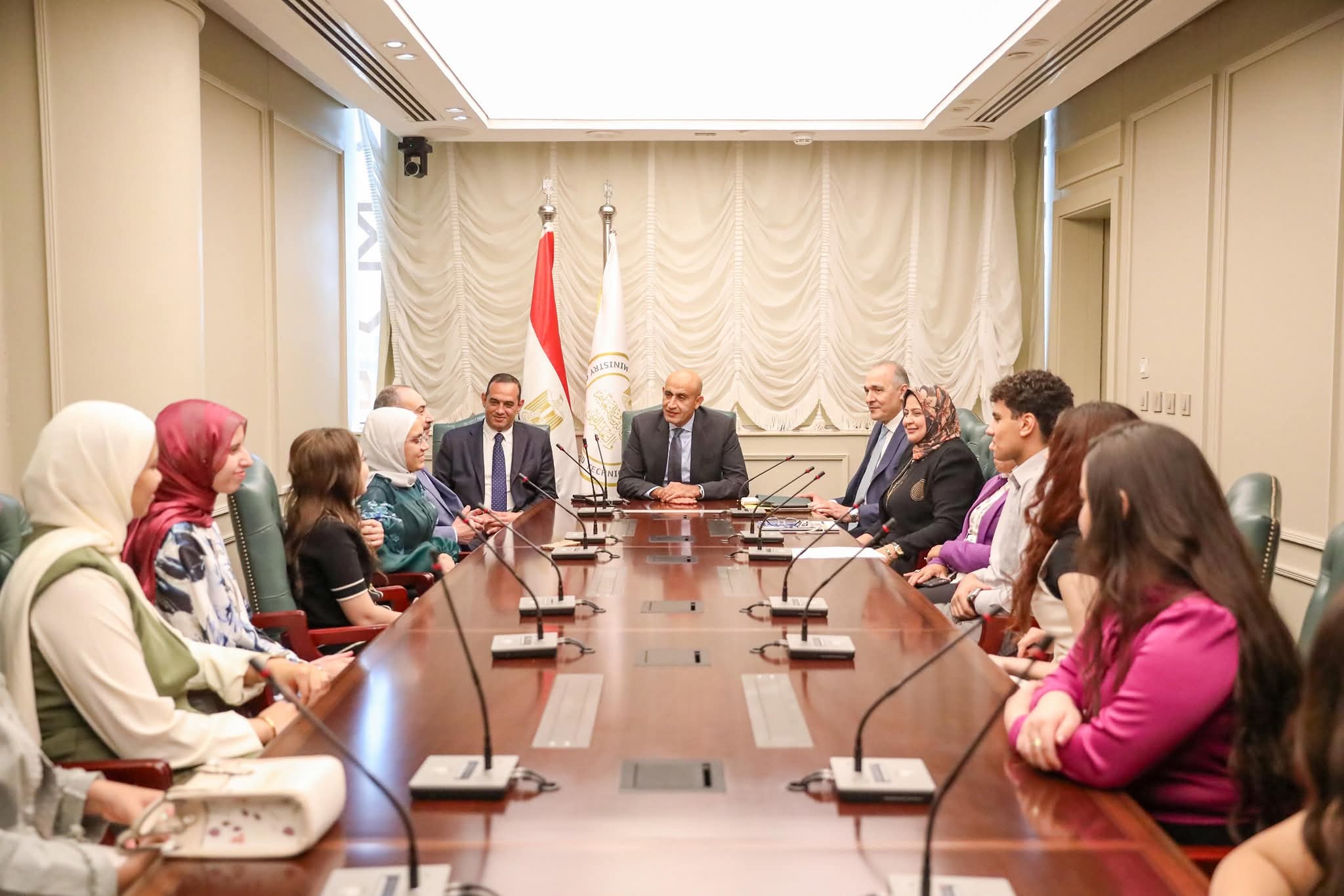 وزير التربية يكرم الطلاب أوائل مدارس النيل المصرية الدولية