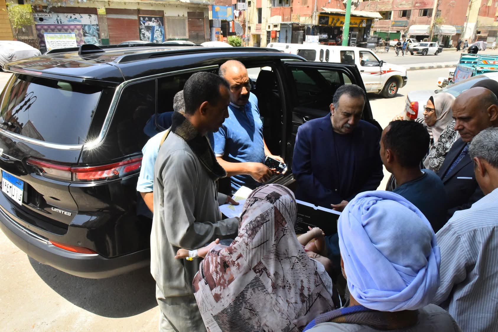 محافظ أسيوط يوجه بعلاج رضيعة تعاني من مشكلة بالشريان في ذراعها