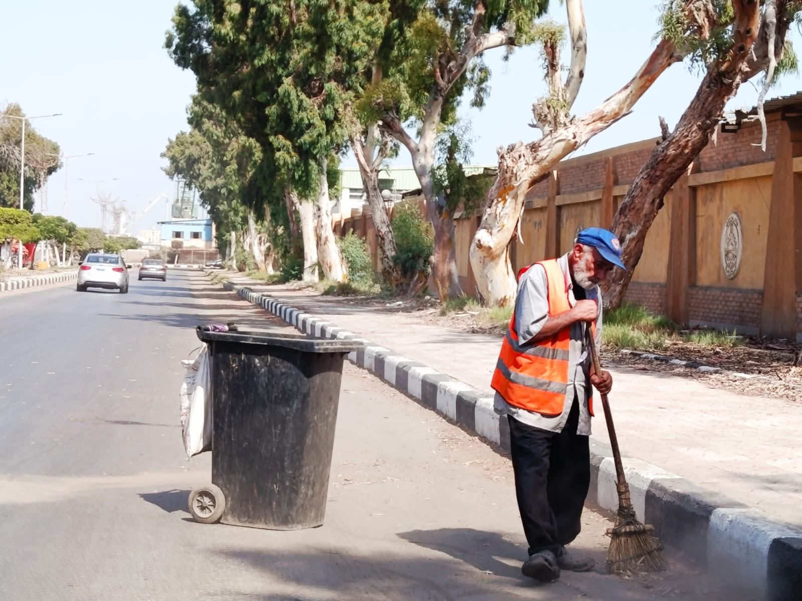 رئيس مدينة بورفؤاد يتفقد أعمال النظافة ورفع المخلفات بشارع القدس الشريف