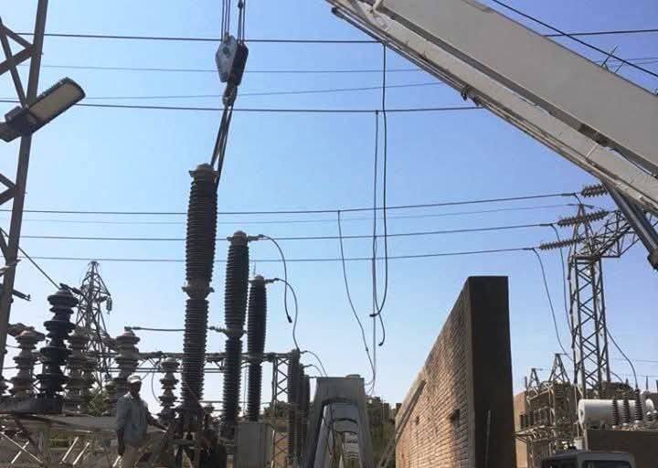 محافظ أسوان يتابع جهود إعادة الكهرباء بمركز إدفو ويشيد بتكاتف الجهود