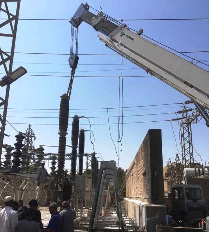 محافظ أسوان يتابع جهود إعادة الكهرباء بمركز إدفو ويشيد بتكاتف الجهود