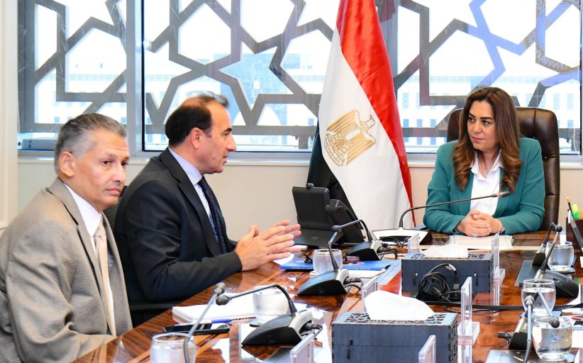 عوض تؤكد أهمية تعظيم الاستفادة من الشراكات الدولية وتسريع وتيرة تنفيذ المشروعات