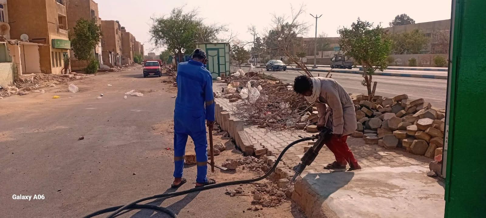 رئيس مدينة رأس غارب يتابع سير عمل تطوير الأرصفة وتجهيز مداخل ومخارج منطقة دمشق