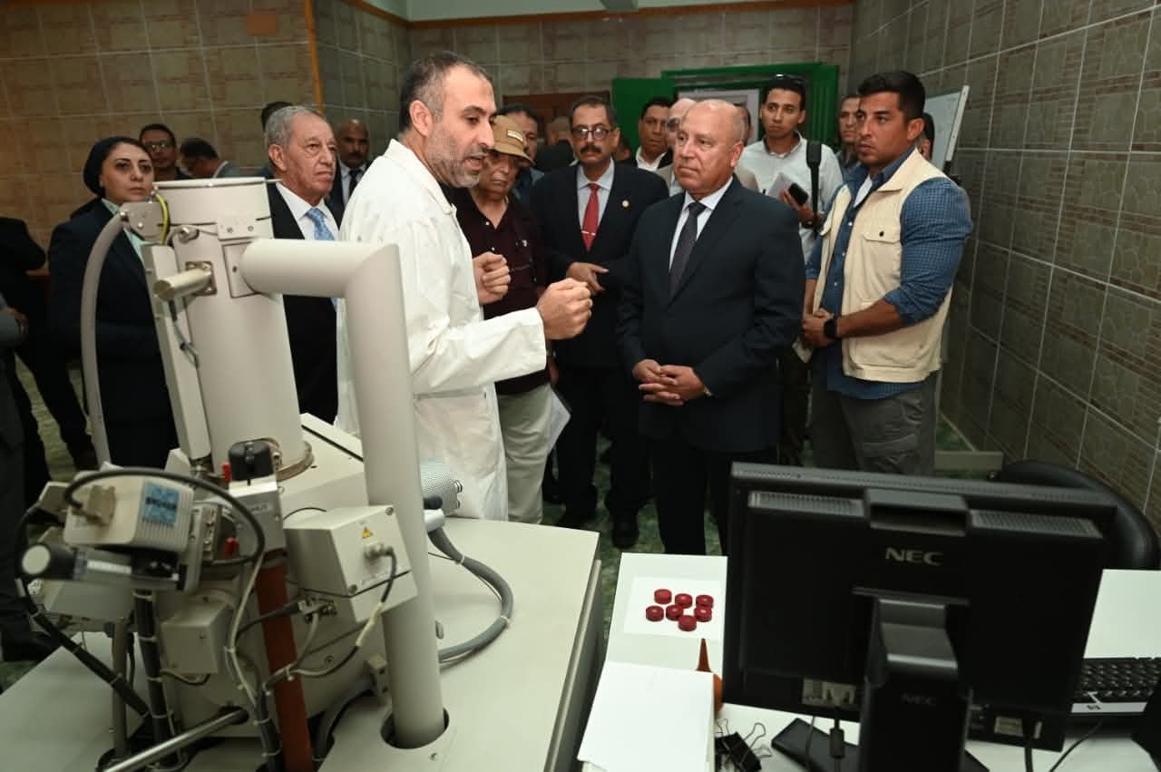 وزير الصناعة والنقل يتفقد معهد التبين للدراسات المعدنية