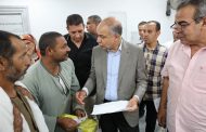 محافظ المنيا يوقع عقد تقنين أراضي أملاك الدولة لمواطن عقب استكمال الإجراءات