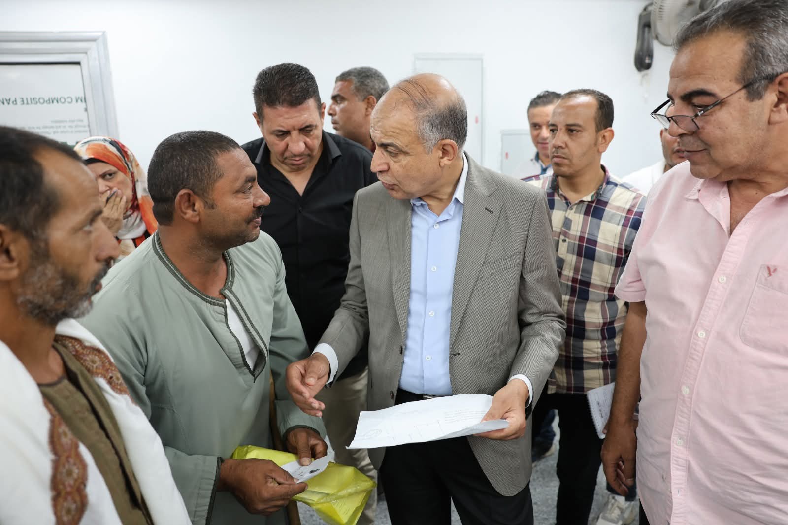 محافظ المنيا يوقع عقد تقنين أراضي أملاك الدولة لمواطن عقب استكمال الإجراءات