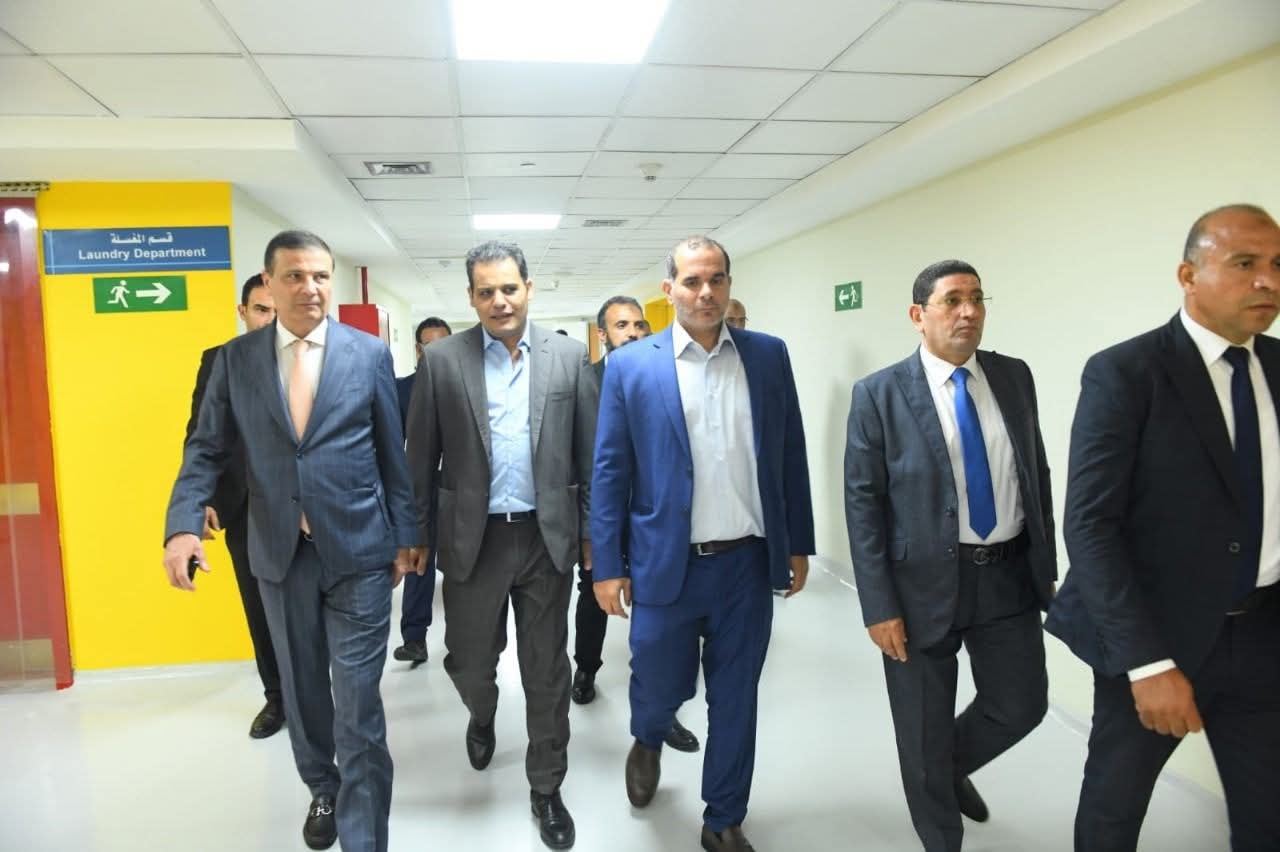 وزير الزراعة يزور مستشفى الناس ويُشيد بالخدمات الطبية والصحية المقدمة بالمجان