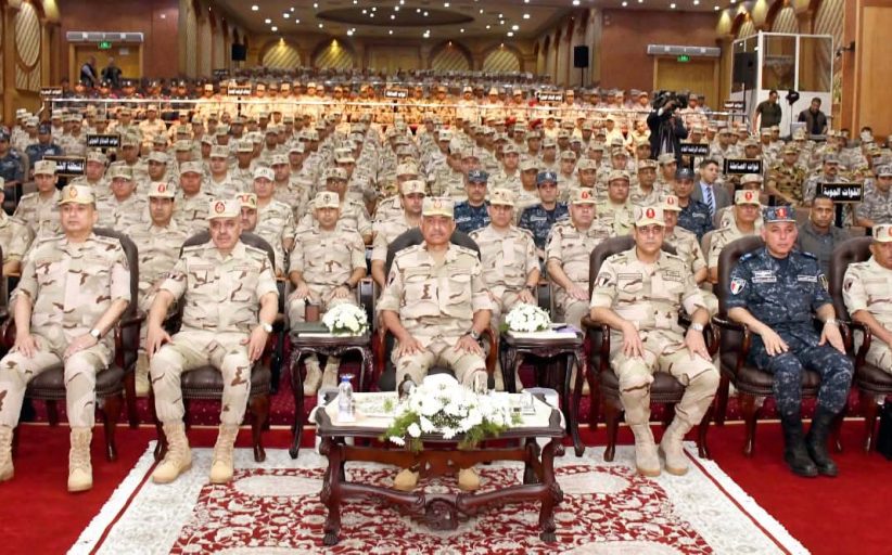 القائد العام للقوات المسلحة وزير الدفاع والإنتاج الحربى يلتقى مقاتلى المنطقة الشمالية العسكرية