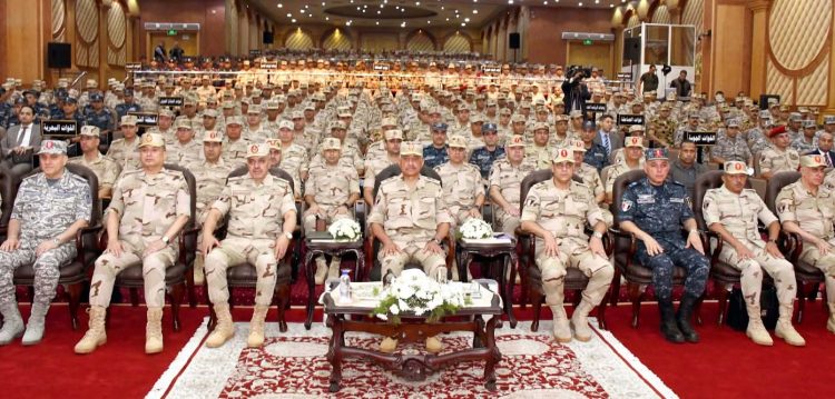 القائد العام للقوات المسلحة وزير الدفاع والإنتاج الحربى يلتقى مقاتلى المنطقة الشمالية العسكرية