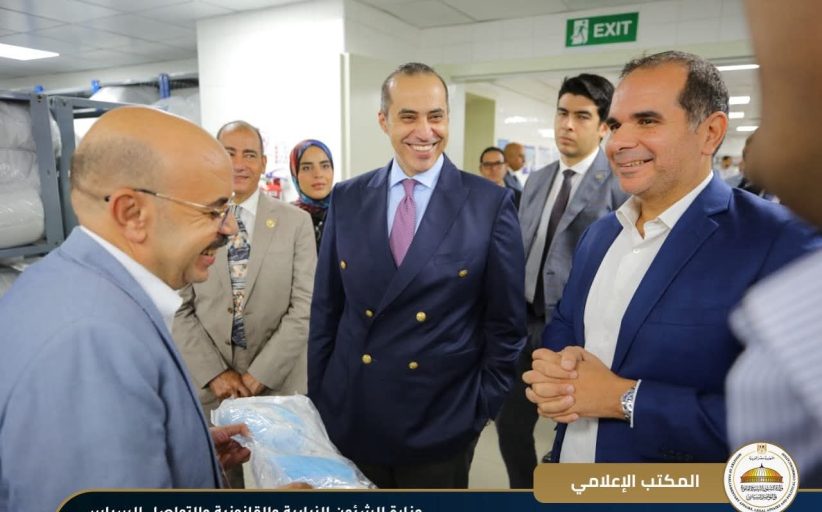 وزير الشئون النيابية يزور مستشفى الناس ويطلع على الخدمات الطبية لغير القادرين بالمجان