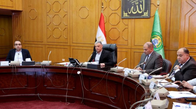 محافظ الإسماعيلية يوجه بخطة تطوير النقل وتنظيم المواقف والمرور