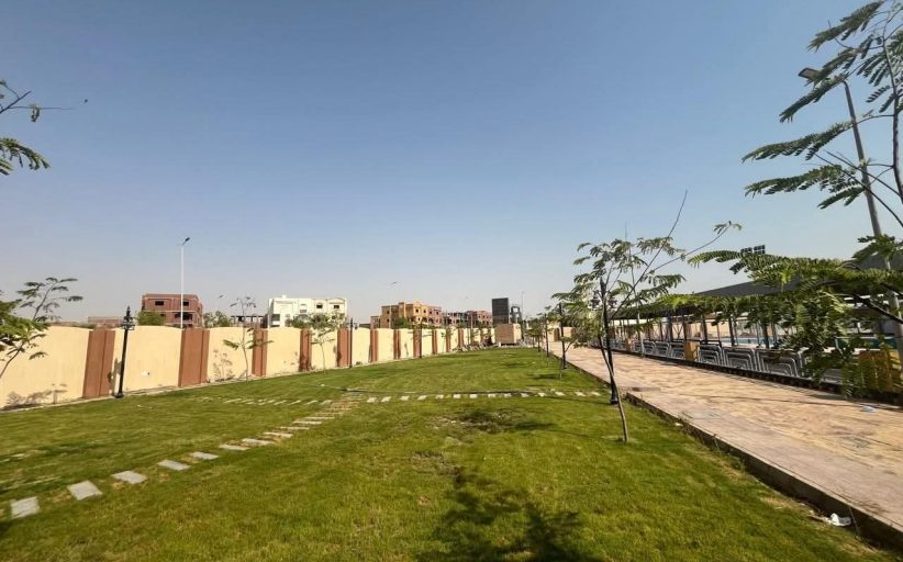 وزير الإسكان يتابع المشروعات السكنية والمرافق بمدينة قنا الجديدة