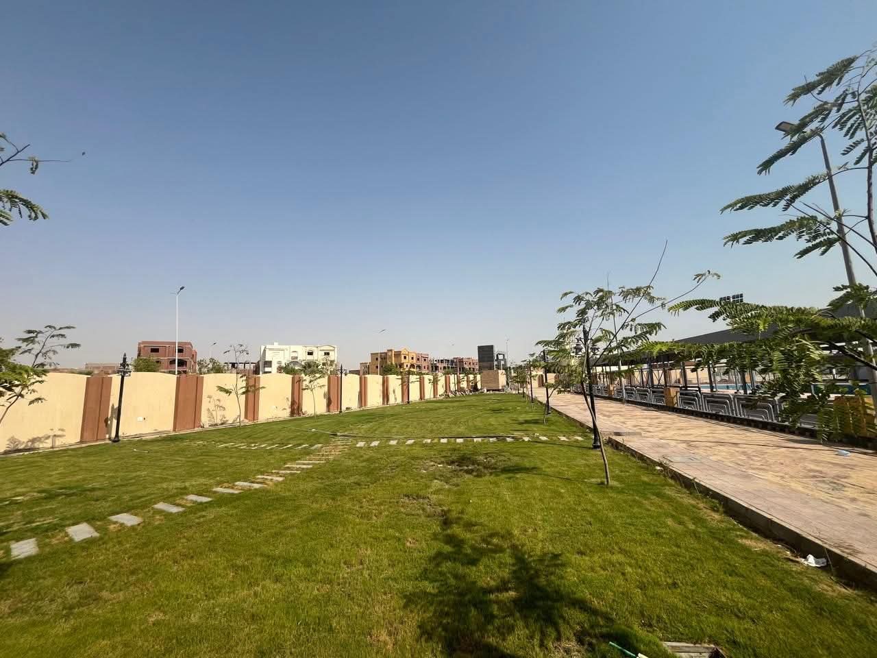 وزير الإسكان يتابع المشروعات السكنية والمرافق بمدينة قنا الجديدة