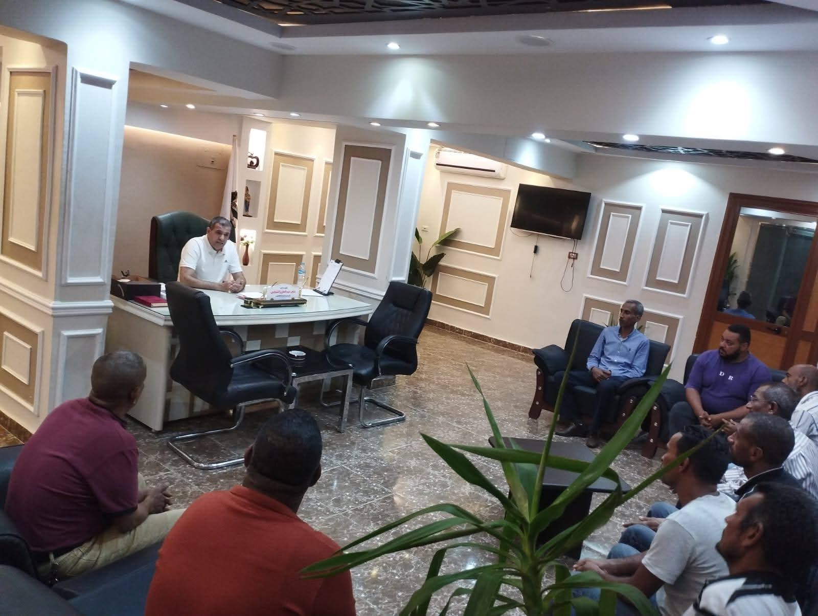 رئيس الأقصر يوجّه مشرفي الوردية الليلية لتكثيف جهود النظافة بالمدينة
