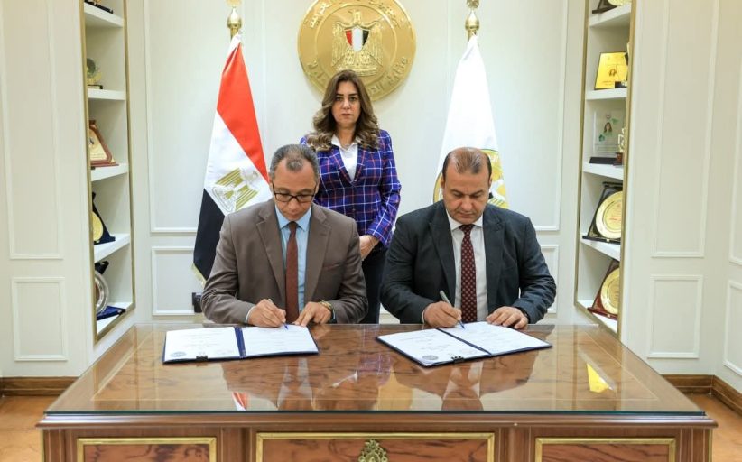 وزيرة التنمية المحلية تشهد مراسم توقيع عقد توريد مجزرين متنقلين لذبح الماشية