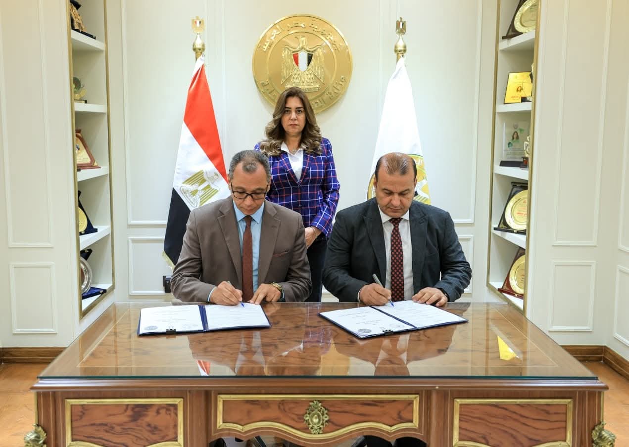 وزيرة التنمية المحلية تشهد مراسم توقيع عقد توريد مجزرين متنقلين لذبح الماشية